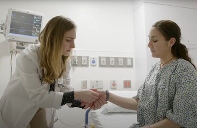 Кодирование Аквилонг в Новокузнецке Врач держит пациентку за руку